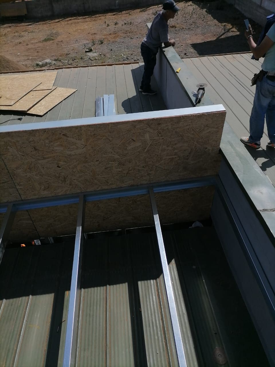 Revisión de avance en instalación de plancha OSB sobre estructura metálica