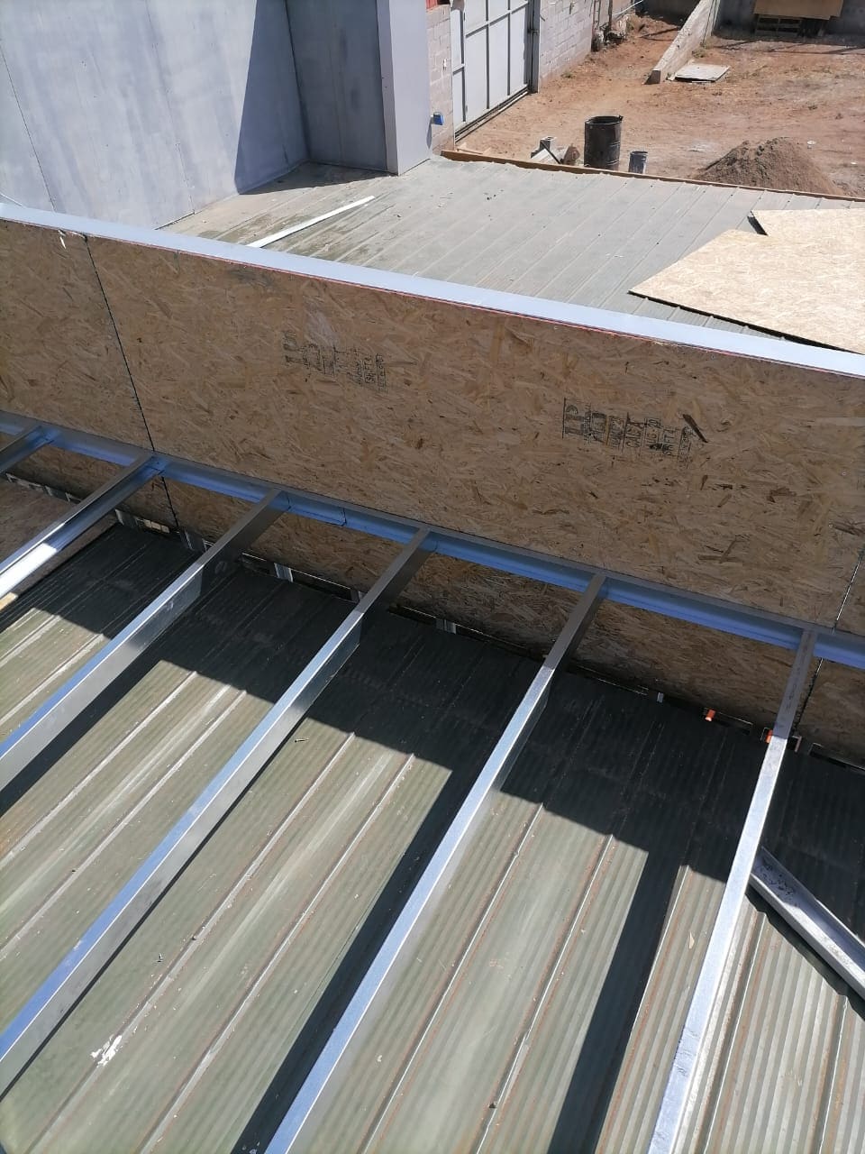 Plancha OSB instalada sobre estructura de costaneras en techumbre industrial