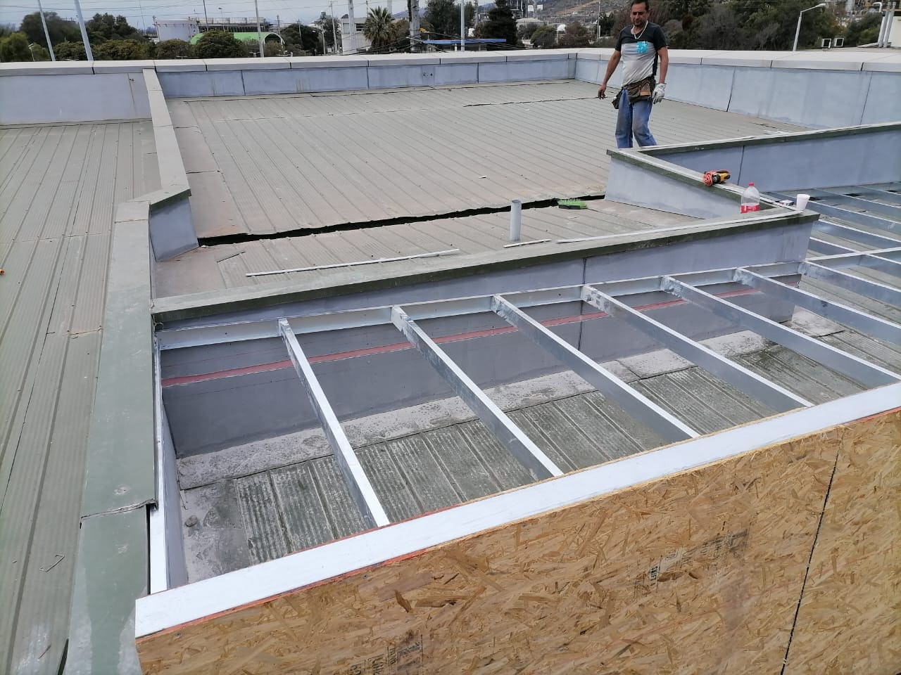 Avance de instalación de techumbre metálica junto a cúpula de luz natural