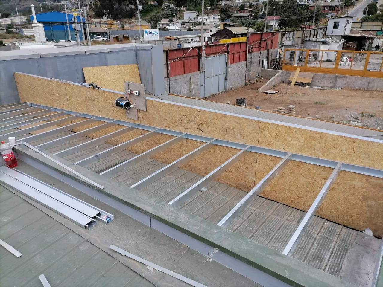 Estructura de techumbre metálica con caja eléctrica sobre plancha OSB