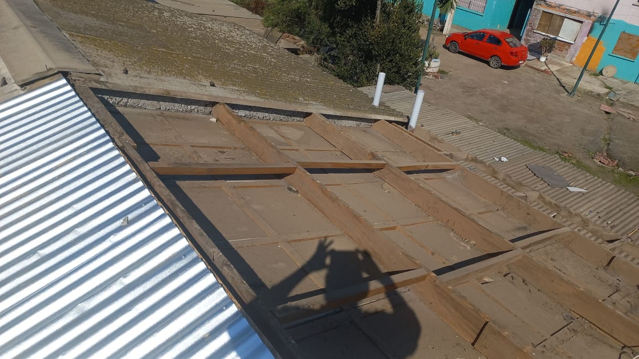 Estructura de madera al descubierto antes de instalar la cubierta de zinc