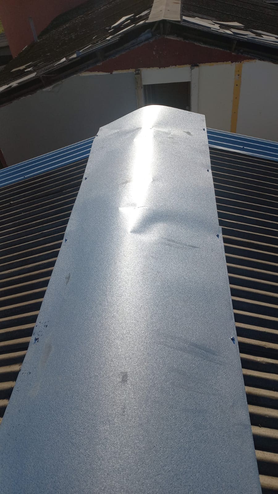Instalación de cumbrera y remate en techumbre de zinc color azul