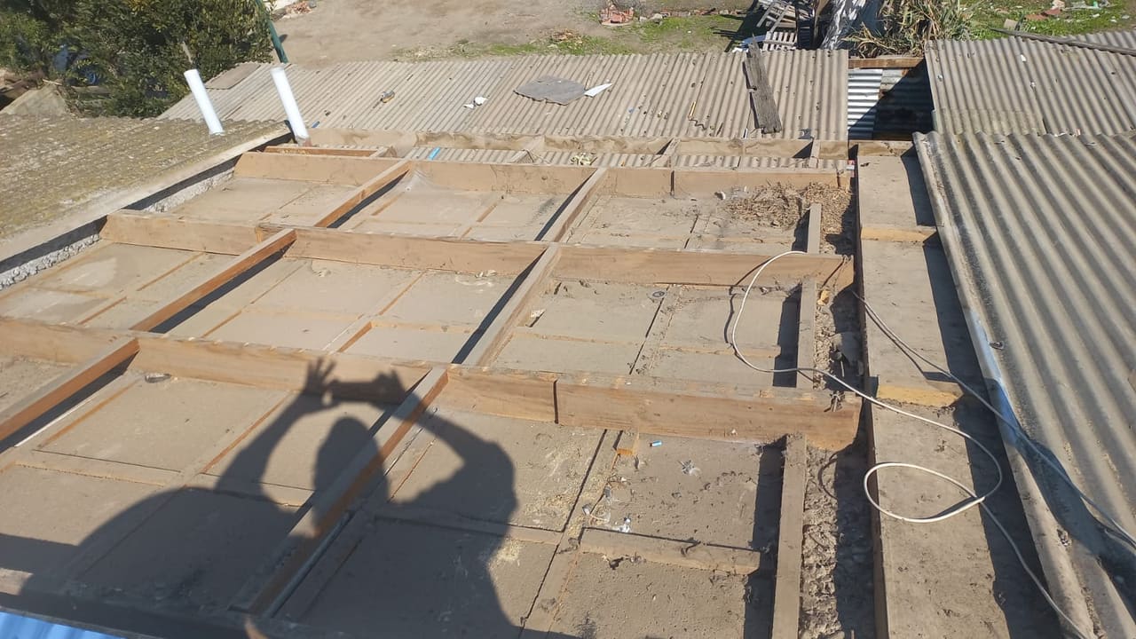 Estructura de madera de techumbre antes del forrado, vista hacia el cerro