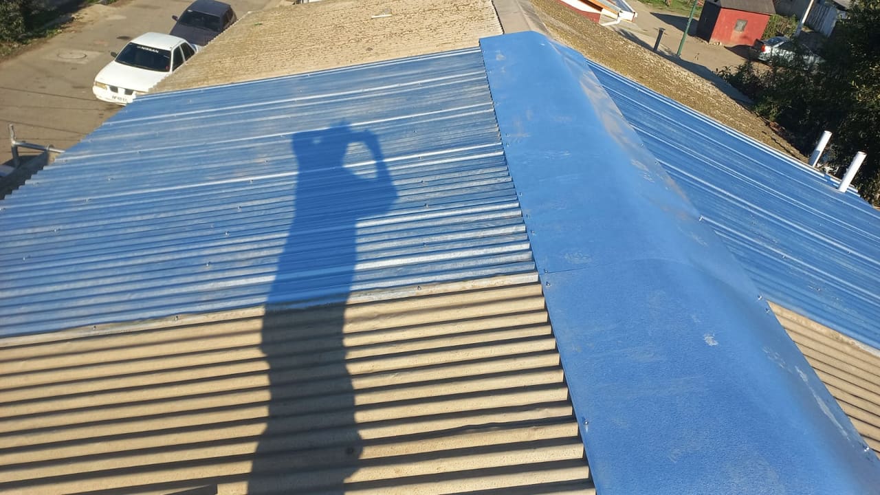 Avance de techumbre de zinc color celeste sobre vivienda residencial