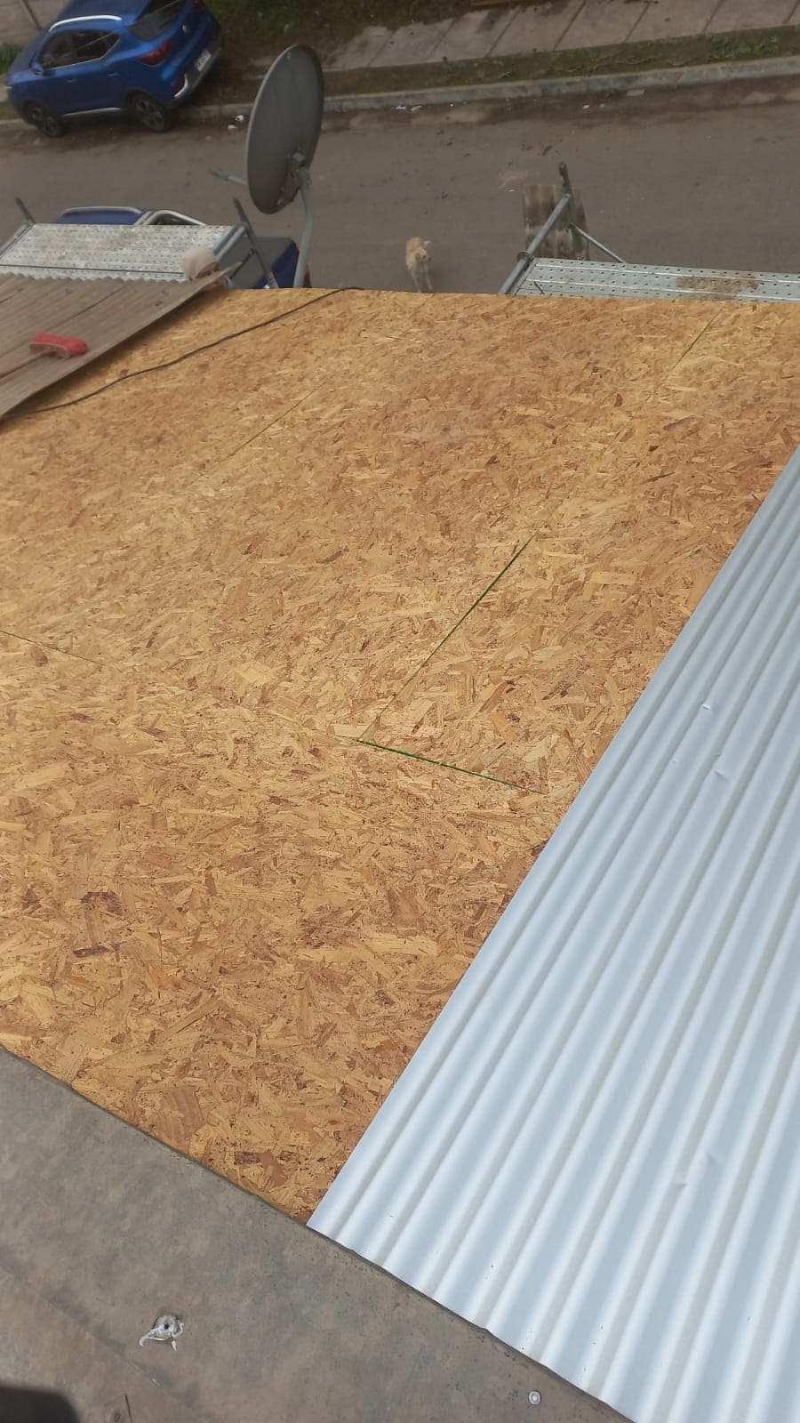Estructura de madera de techumbre vista panorámica con cordillera de fondo