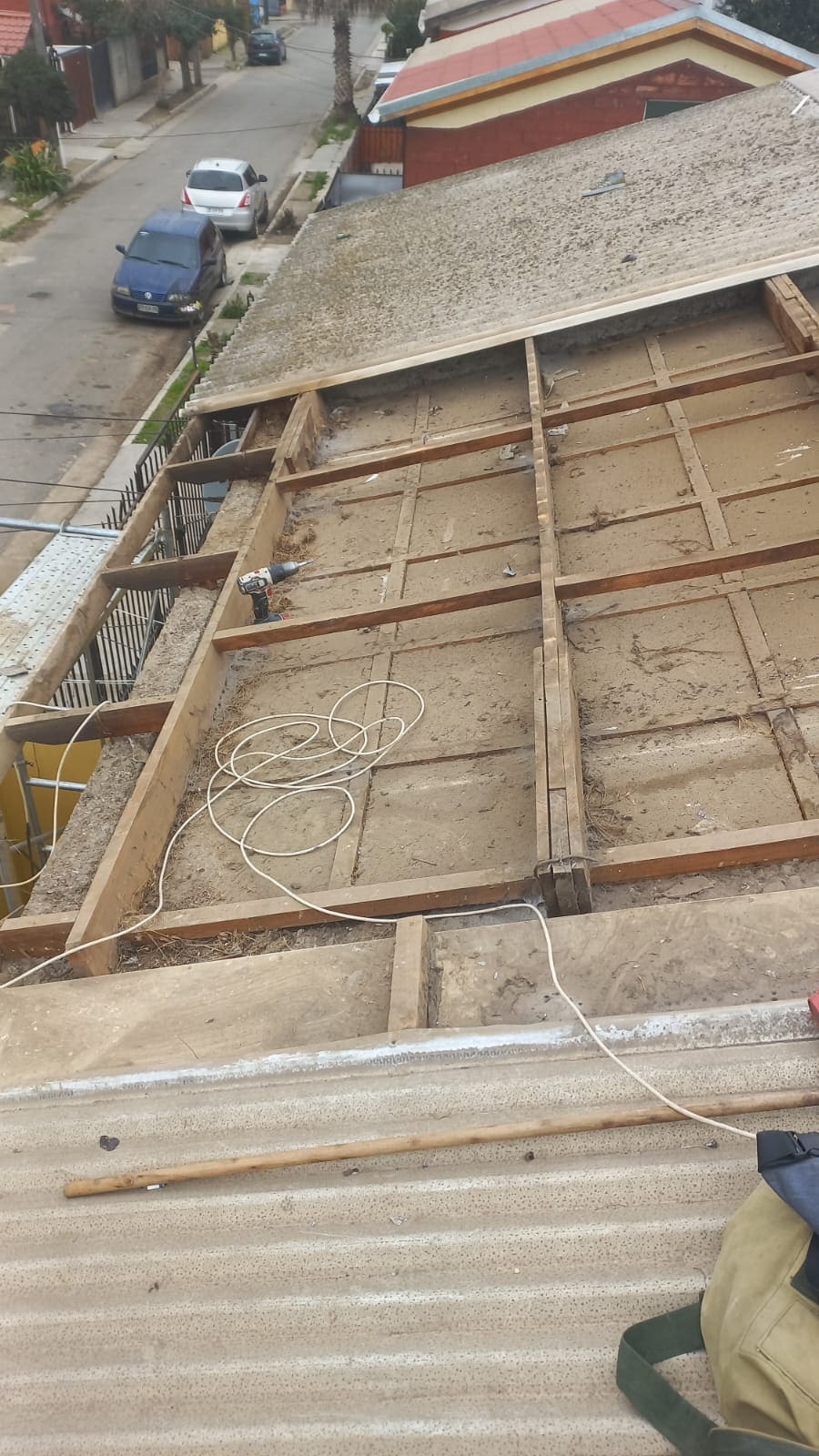 Plancha OSB instalada sobre estructura de techumbre antes del zinc