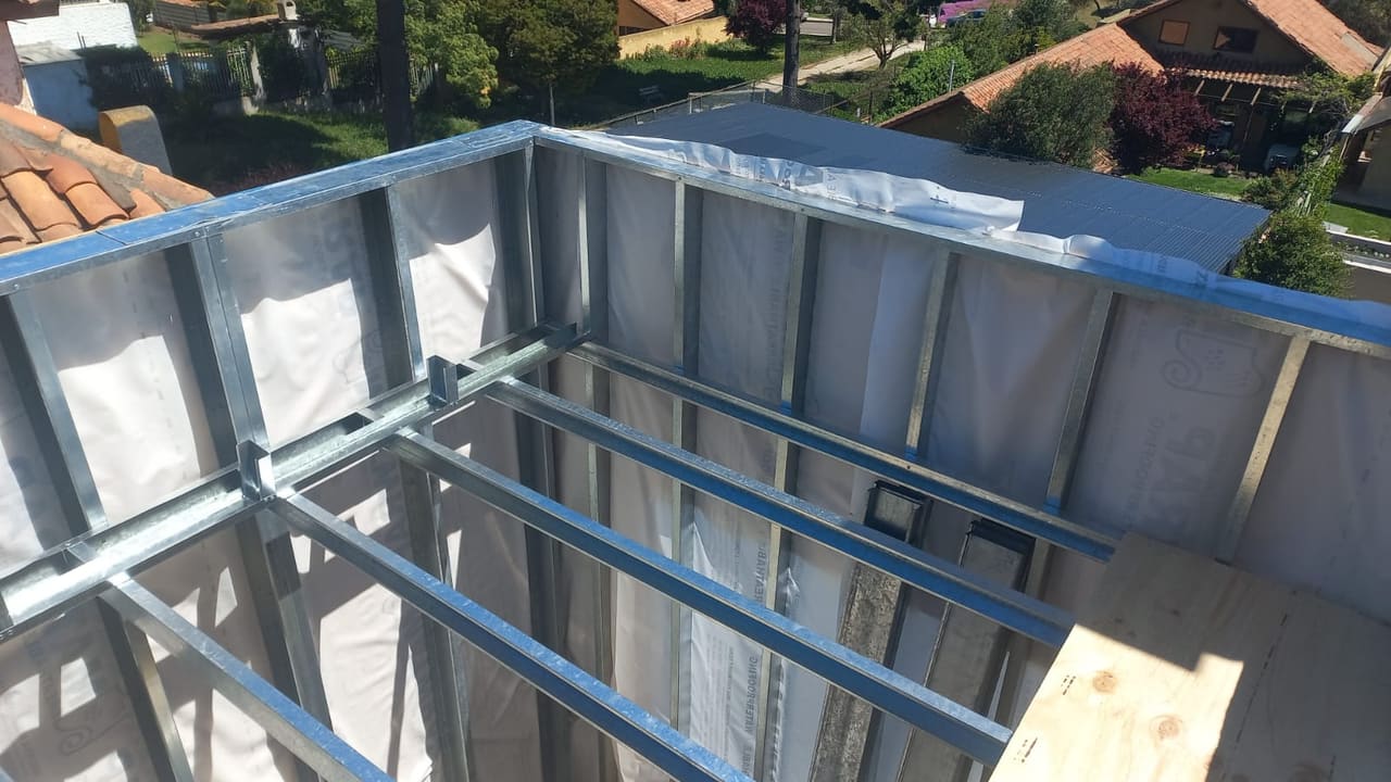 Estructura de steel framing con aislación térmica en ampliación de segundo piso