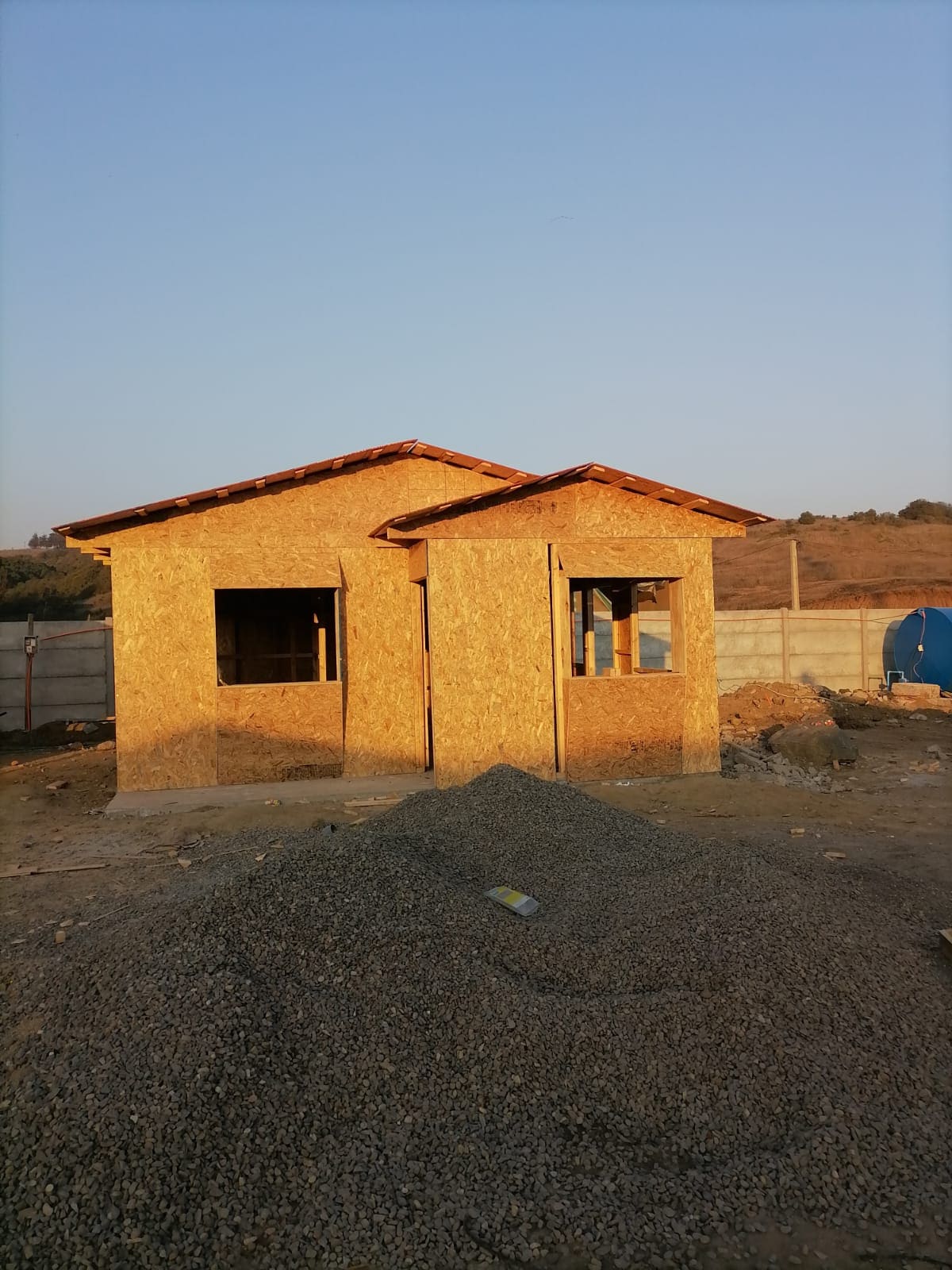 Avance de vivienda en madera con techumbre y paneles OSB instalados