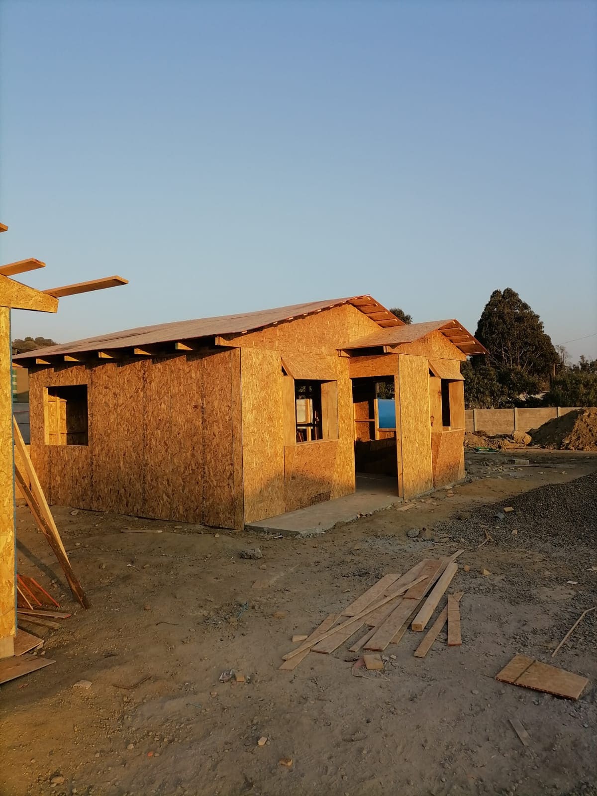 Estructura de vivienda en madera con cerchas de techumbre a la vista