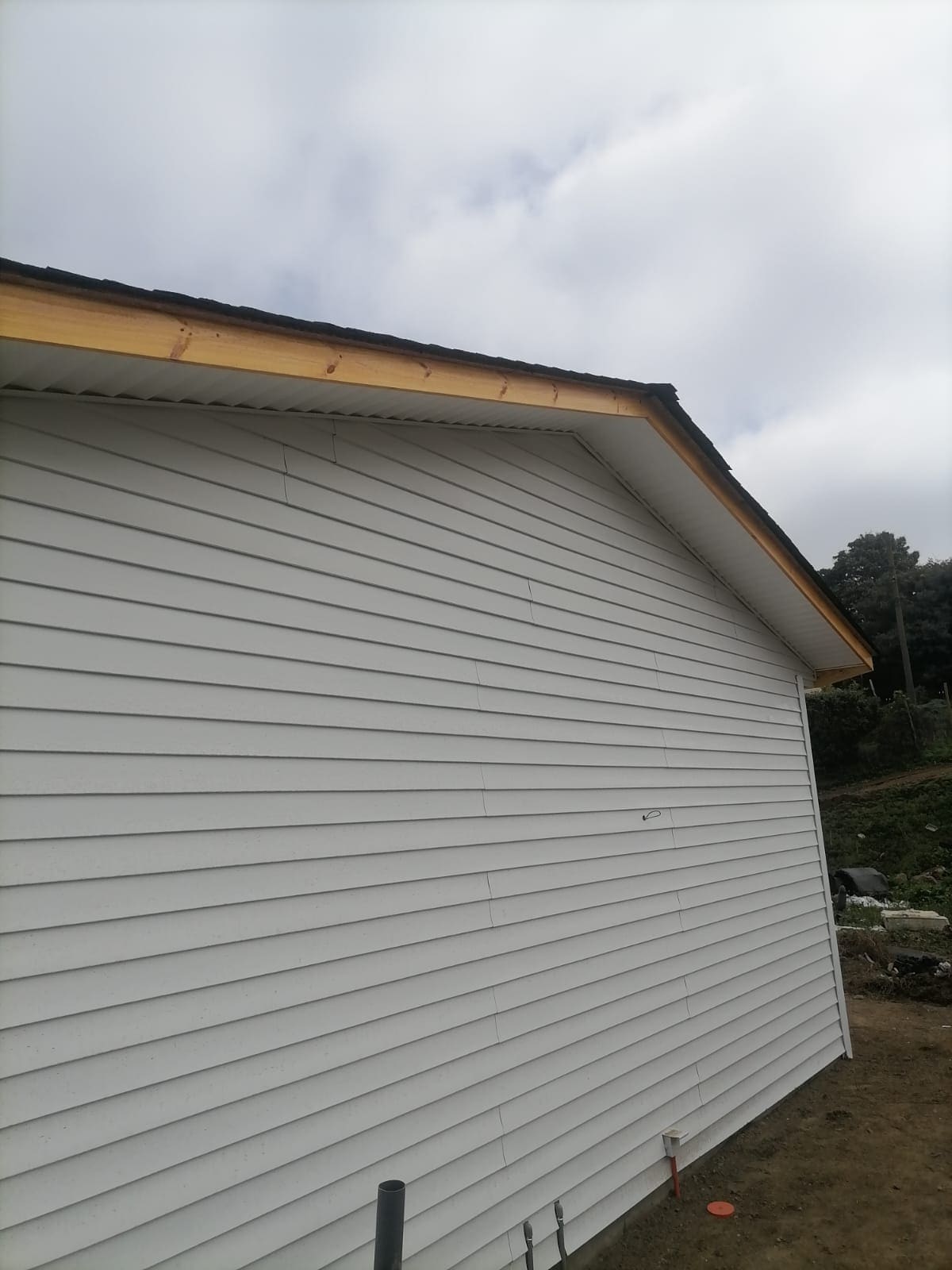 Revestimiento de siding vinílico blanco instalado en fachada de vivienda