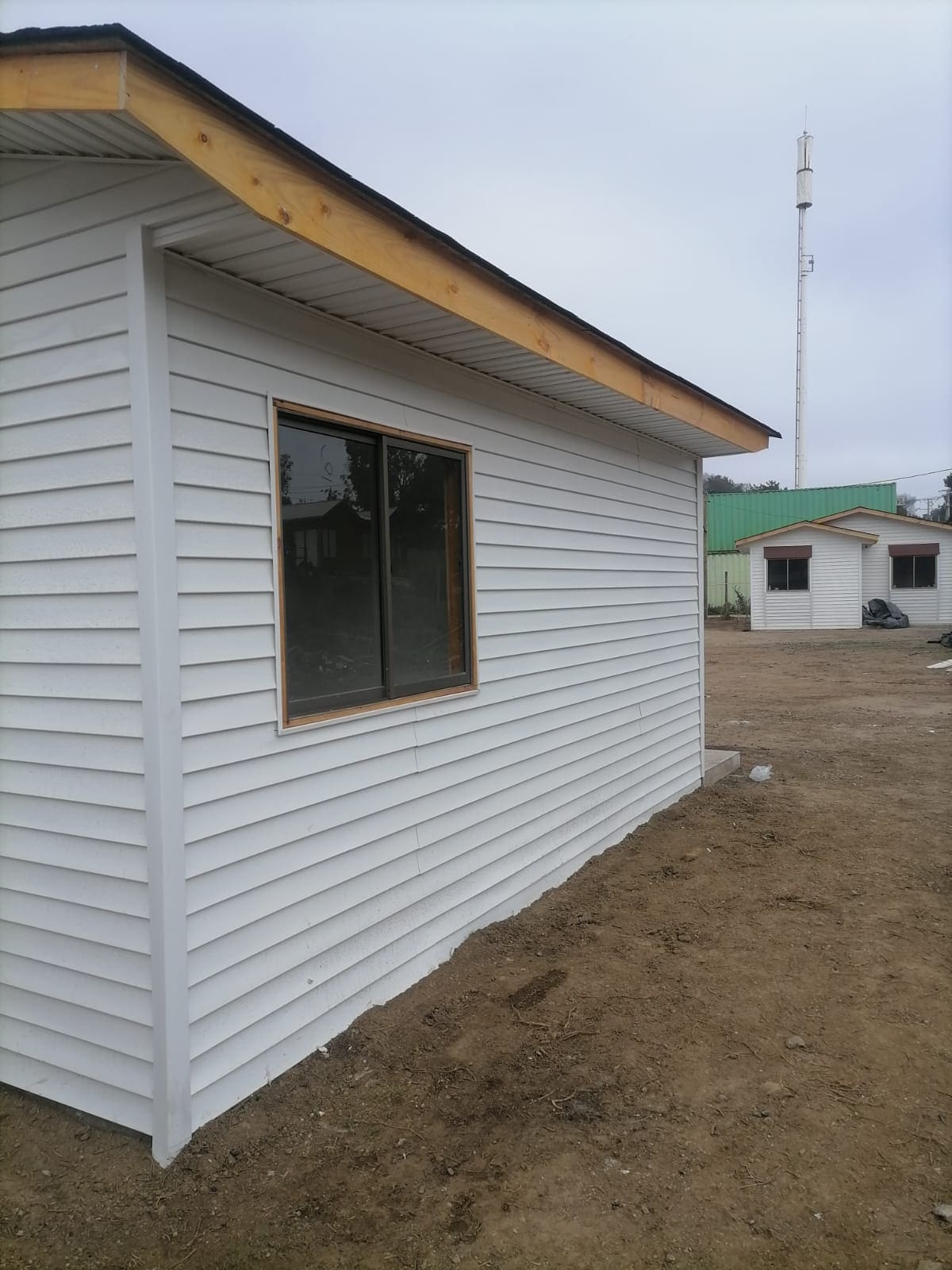 Detalle de encuentro de siding vinílico en esquina de vivienda