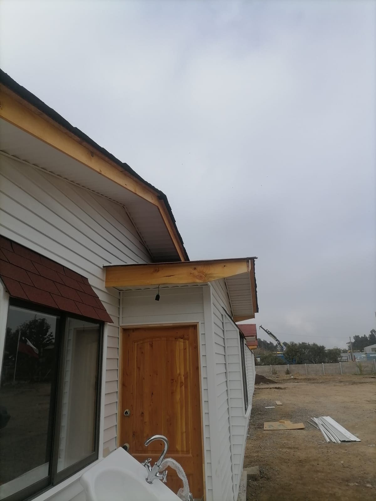Avance de instalación de siding vinílico en segunda vivienda del conjunto
