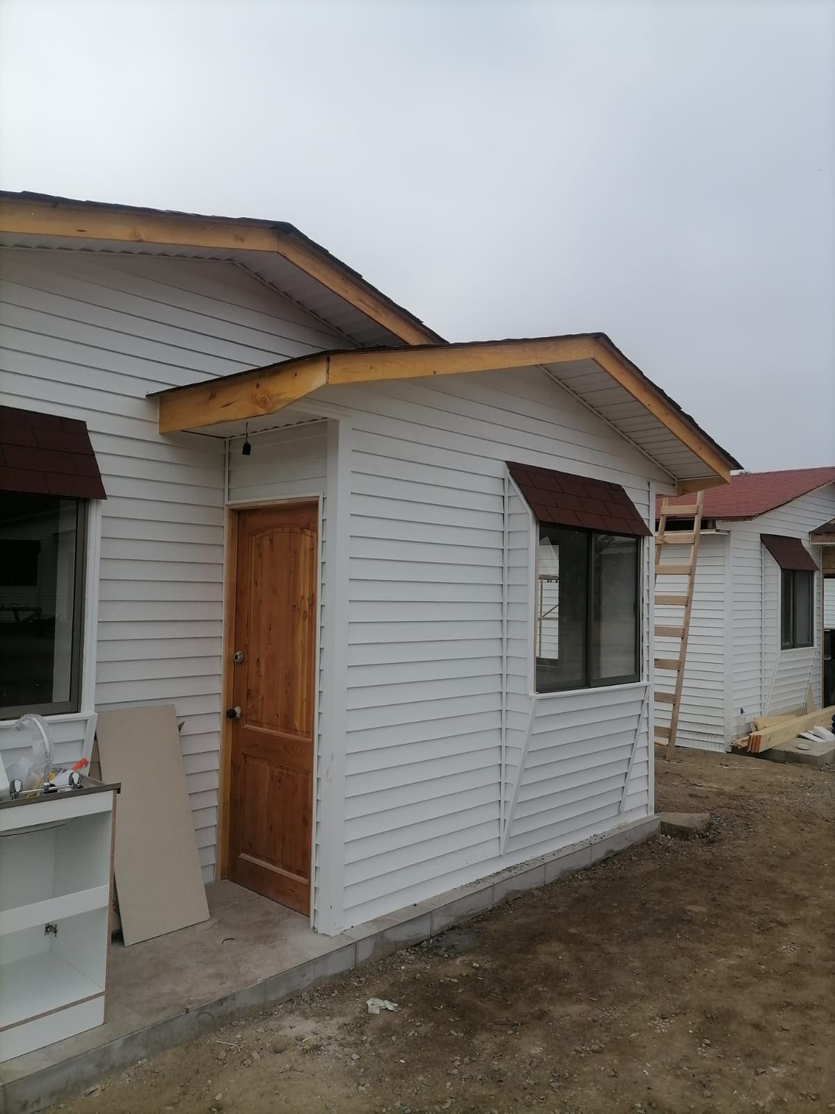 Revestimiento de siding terminado junto a puerta de acceso