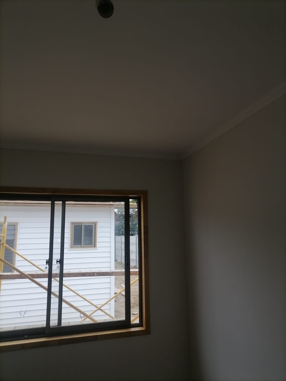 Detalle de terminación de siding vinílico bajo alero