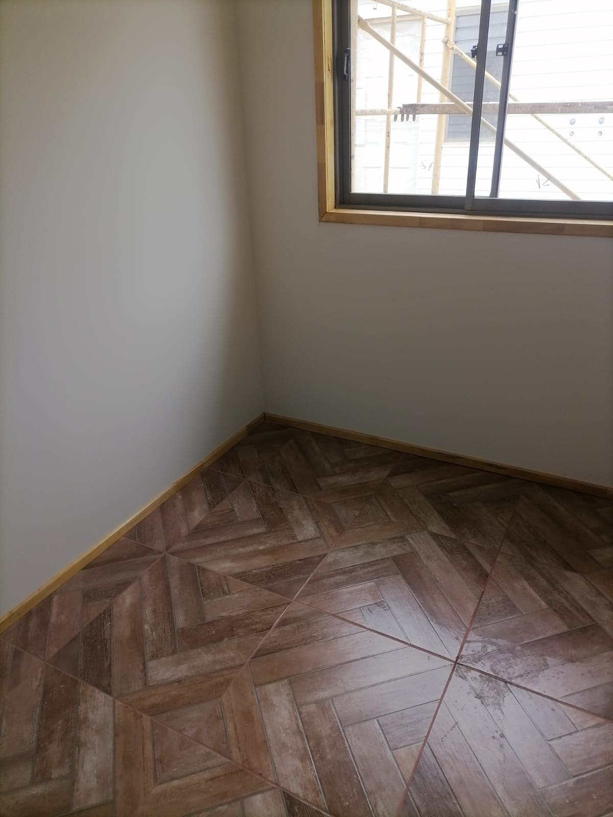 Interior terminado con puertas y piso cerámico instalados