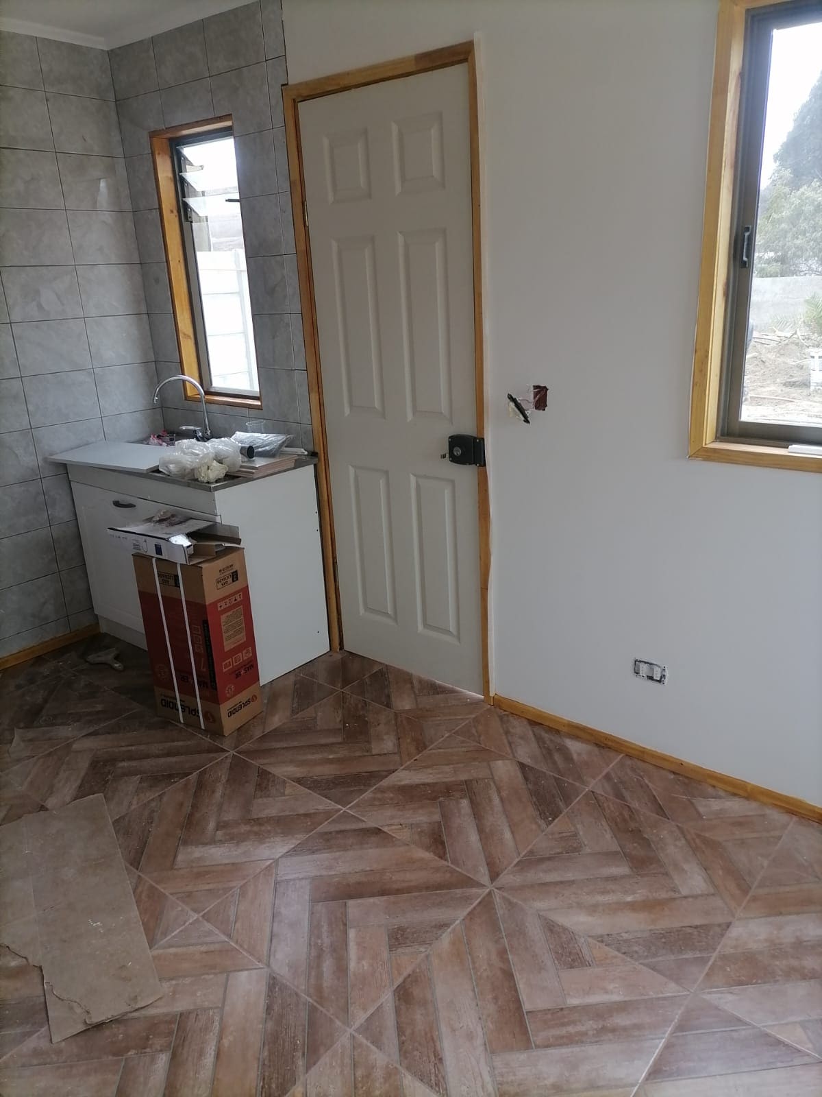 Pasillo con terminaciones de piso y muros listos para entrega