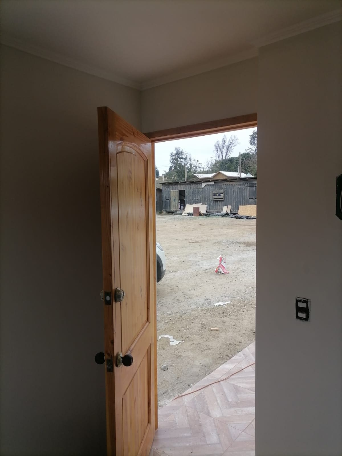 Detalle de puerta y marco instalados en terminación interior
