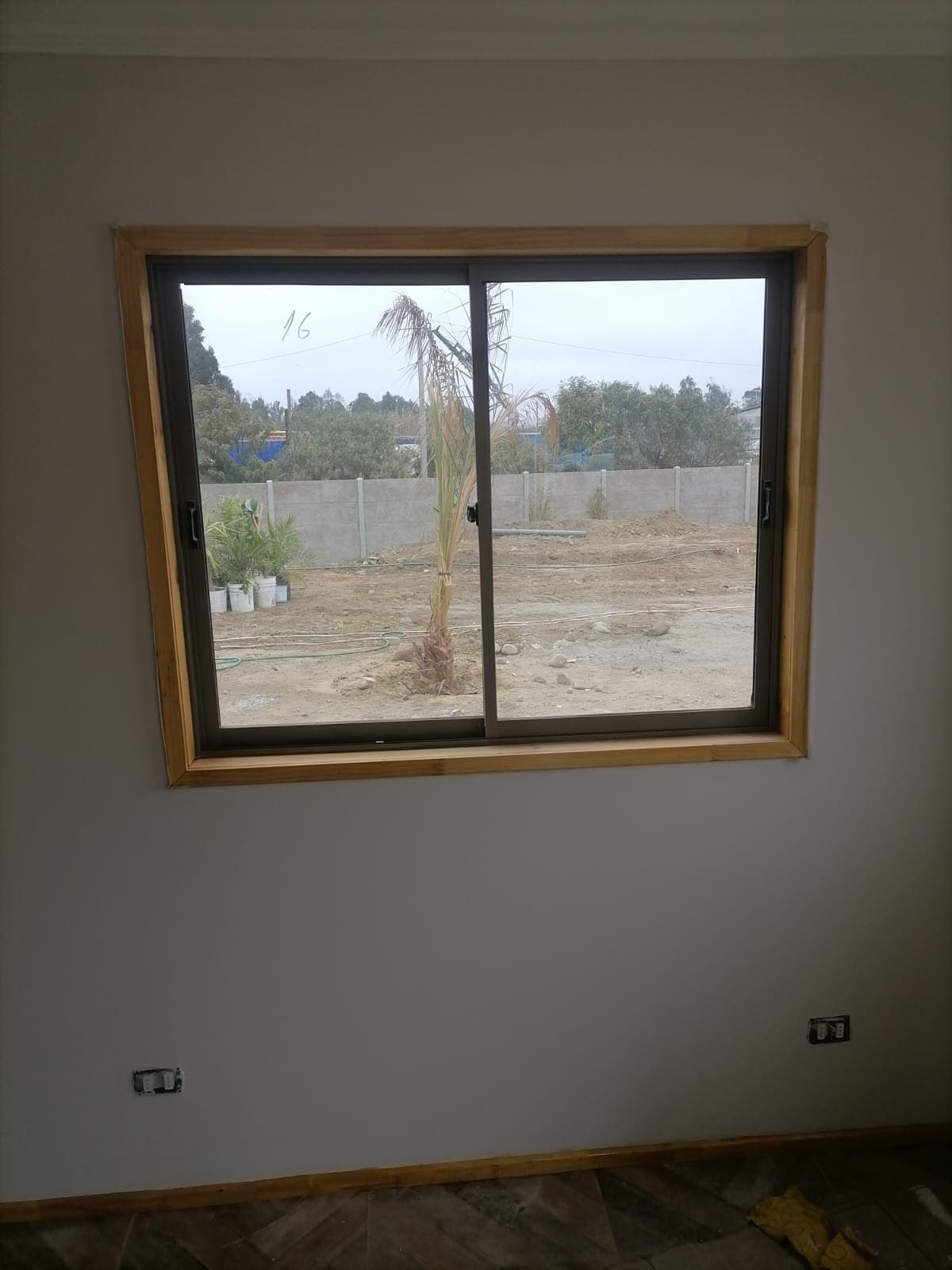 Interior con cielo falso y piso cerámico ya instalado