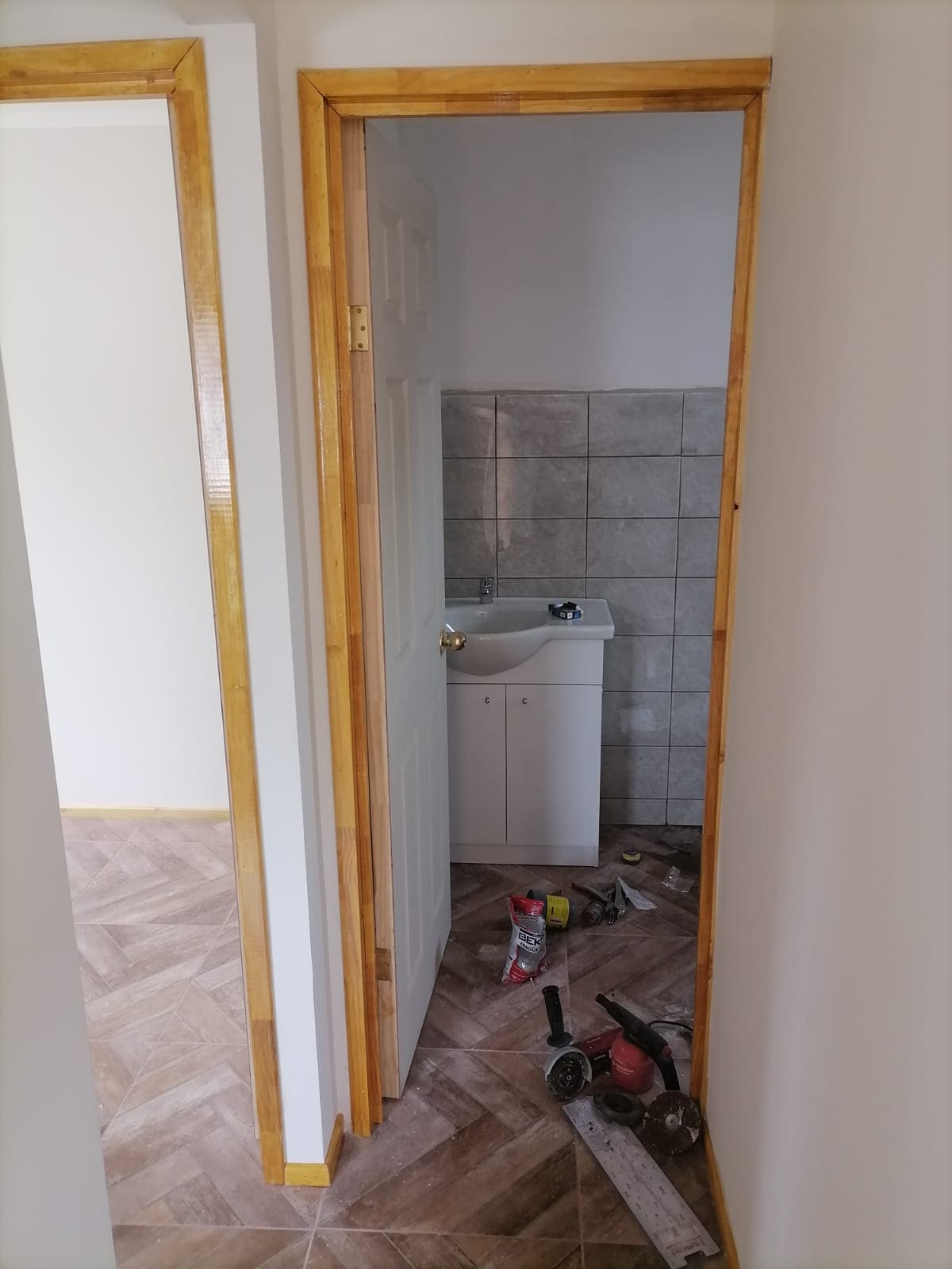 Vista de terminaciones interiores en etapa final de obra