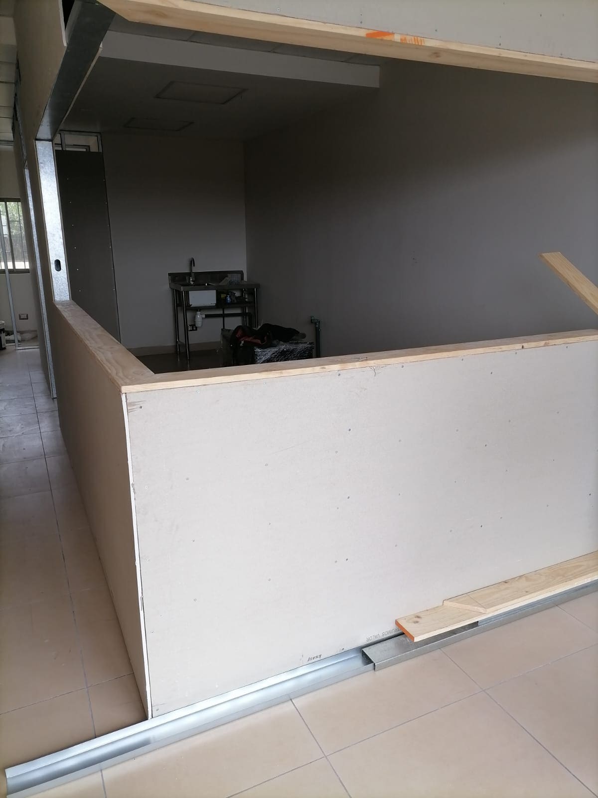 Pasillo interior de oficina con tabiques de volcanita terminados
