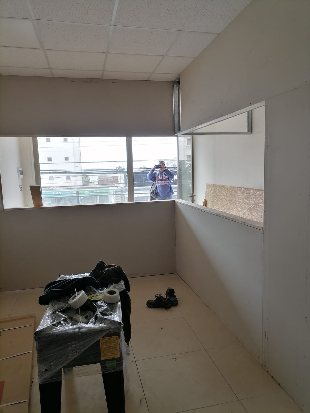 Espacio comercial con tabiquería y cielo falso en etapa de terminación